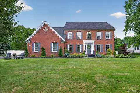 35 Norwood Ln, Orchard Park, NY 14127
