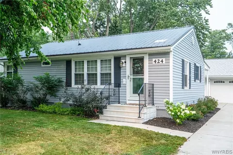 424 Sunset Dr, Hamburg, NY 14075