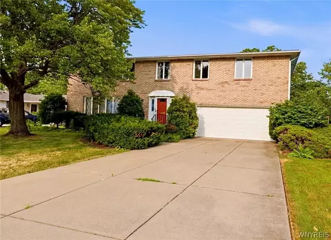 115 Foxpoint W Dr, Amherst, NY 14221