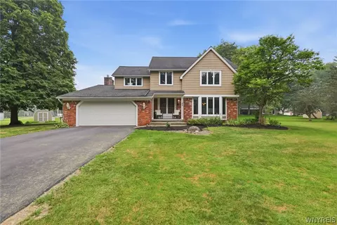 42 Hawthorne Ct, Orchard Park, NY 14127