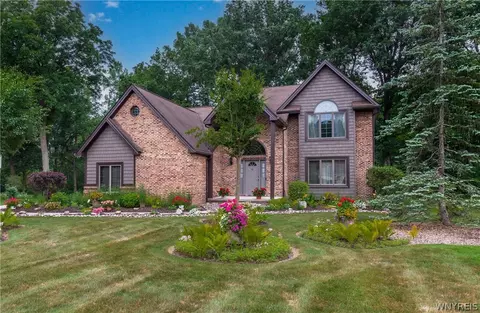 299 Deerwood Ln, Grand Island, NY 14072
