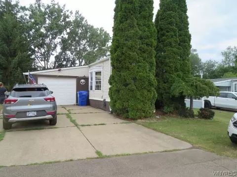 12 W Canyon Dr, Hamburg, NY 14075