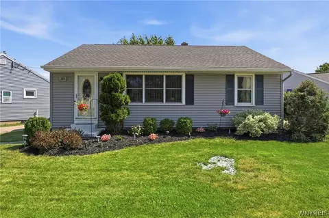 33 Pilgrim Rd, Tonawanda, NY 14150