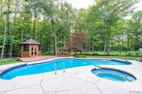 76 Tanglewood Dr W, Orchard Park, NY 14127