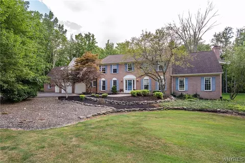 76 Tanglewood Dr W, Orchard Park, NY 14127