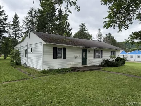 13 Plymouth Ave, Franklinville, NY 14737