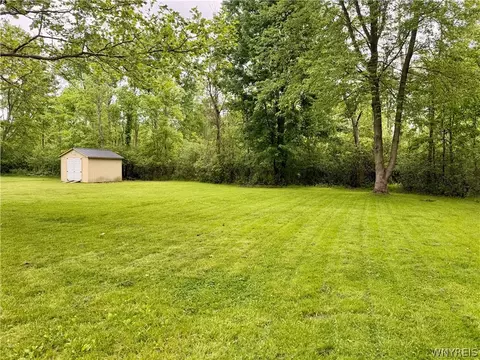 120 Sunset Dr, Hamburg, NY 14075