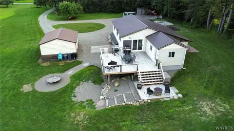 4618 Woodside Rd, Lawtons, NY 14091