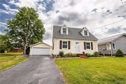 6751 Eden Rd, Hamburg, NY 14075