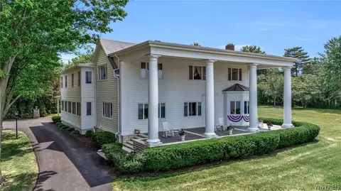 4261 Lake Shore Rd, Hamburg, NY 14075