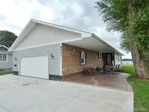 8641 Rivershore Dr, Niagara Falls, NY 14304