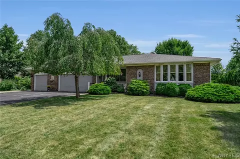 6151 Clarence Ln N, East Amherst, NY 14051