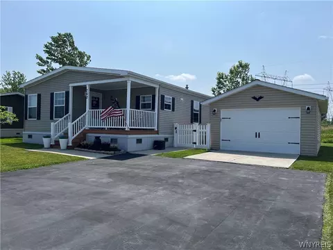 762 Willowbrook Dr, Lockport, NY 14094