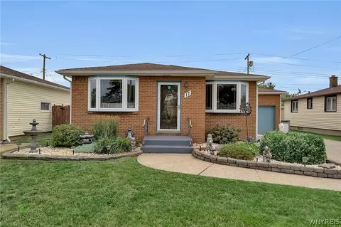 17 Helenbrook Ln, Depew, NY 14043