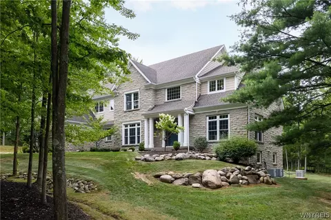 55 Grand View Trl, Orchard Park, NY 14127