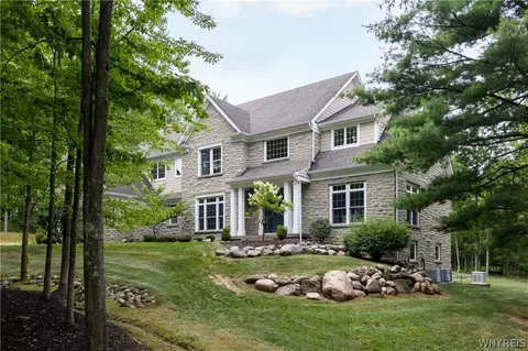 55 Grand View Trl, Orchard Park, NY 14127