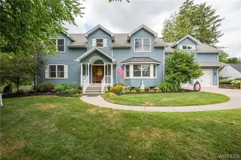 3792 Windover Dr, Hamburg, NY 14075