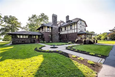 2196 W Oakfield Rd, Grand Island, NY 14072