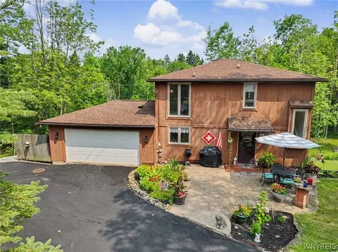 12 Fairlawn Dr, Aurora, NY 14052
