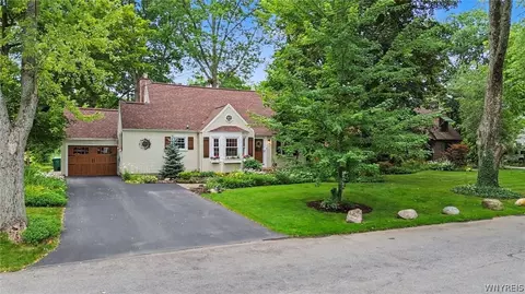 38 Lombardy Ln, Hamburg, NY 14075
