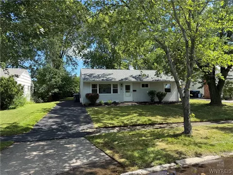 27 Woodlee Ln, Grand Island, NY 14072