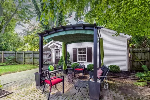 Exterior - 445 Plain St, Lewiston, NY 14092 photo 3 of 7