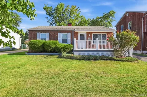 250 Desmond Dr, Tonawanda, NY 14150