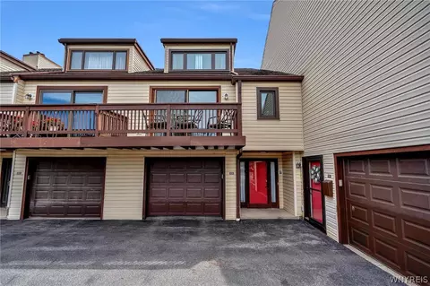 202 Old Meadow Dr #20B, East Amherst, NY 14051