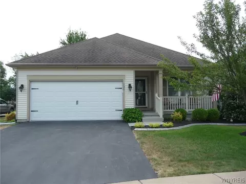129 Blossom Wood Ln, Cheektowaga, NY 14227