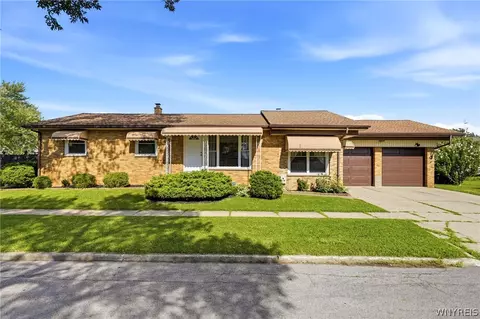 301 Homecrest Dr, Amherst, NY 14226
