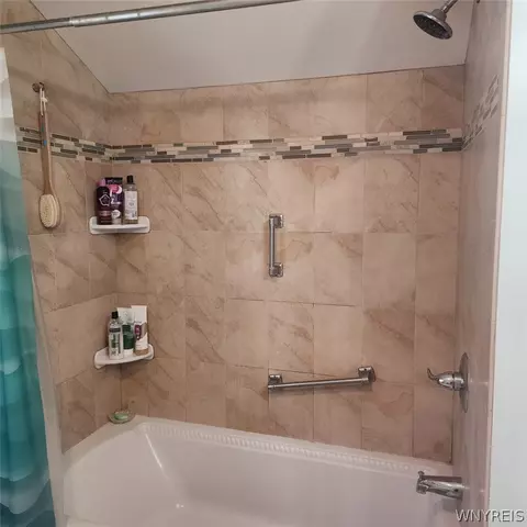 Bath - 153 Pinecrest Dr, Irondequoit, NY 14617 photo 2 of 4