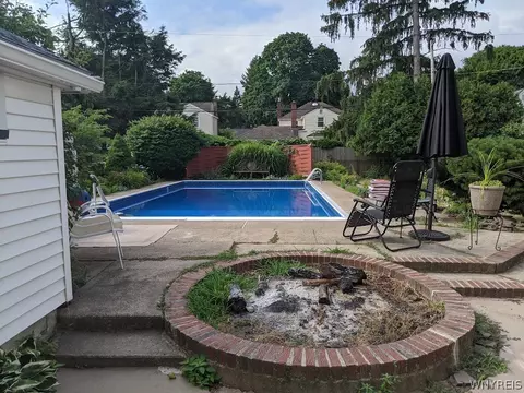 Exterior - 153 Pinecrest Dr, Irondequoit, NY 14617 photo 6 of 8