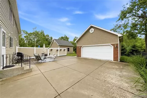 Exterior - 4615 Brompton Dr, Buffalo, NY 14219 photo 9 of 15