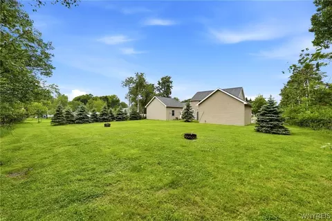 Exterior - 4615 Brompton Dr, Buffalo, NY 14219 photo 7 of 15