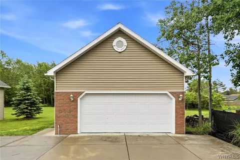Exterior - 4615 Brompton Dr, Buffalo, NY 14219 photo 12 of 15