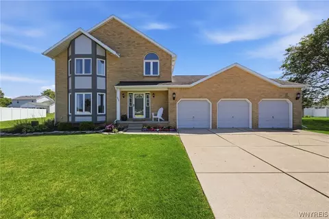 2654 Kenneth Ct, Wheatfield, NY 14304