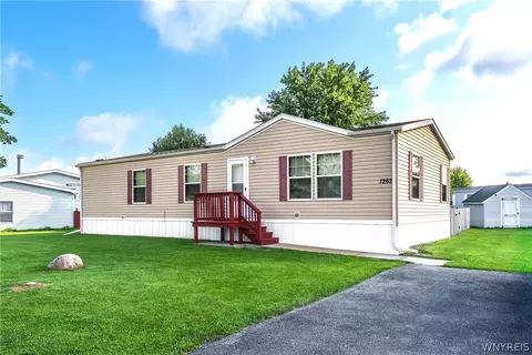 1262 Ridgewood Dr, Lockport, NY 14094