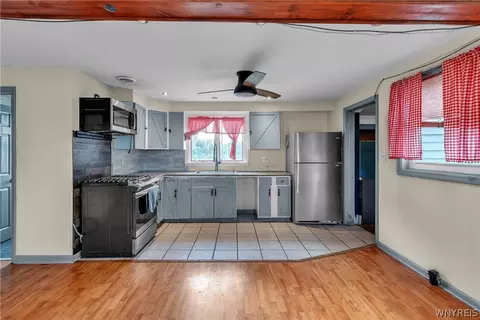Kitchen - 7267 Bear Ridge Rd, Pendleton, NY 14120 photo 2 of 3