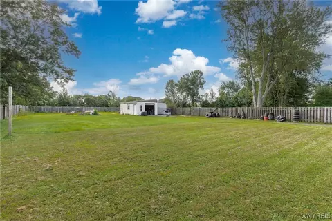 Exterior - 7267 Bear Ridge Rd, Pendleton, NY 14120 photo 3 of 5