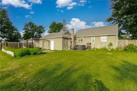 Exterior - 7267 Bear Ridge Rd, Pendleton, NY 14120 photo 2 of 5