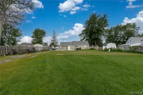 Exterior - 7267 Bear Ridge Rd, Pendleton, NY 14120 photo 4 of 5