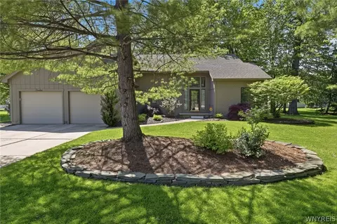 12 Skylark Ct, East Amherst, NY 14051