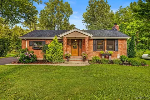 4071 Calkins Rd, Youngstown, NY 14174