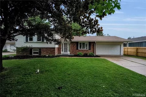 38 Sandhurst Ln, Amherst, NY 14221