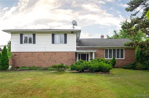 66 Four Seasons Rd W, Amherst, NY 14226