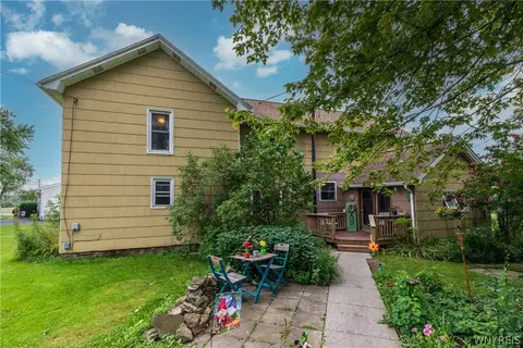 6489 Errick Rd, Wheatfield, NY 14120