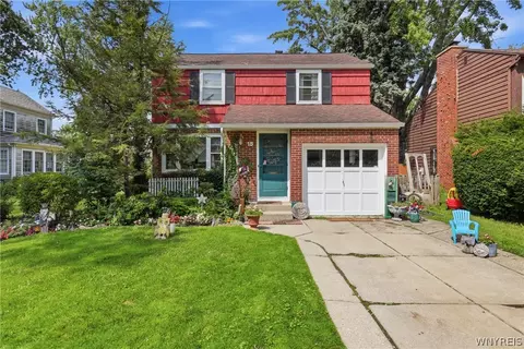 15 Colonial Dr, Amherst, NY 14226