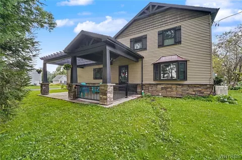 9119 Akron Rd, Royalton, NY 14001