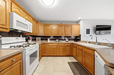 Kitchen - 2 Alexander Pkwy, Pendleton, NY 14120 photo 2 of 6