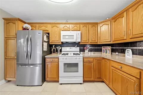 Kitchen - 2 Alexander Pkwy, Pendleton, NY 14120 photo 6 of 6